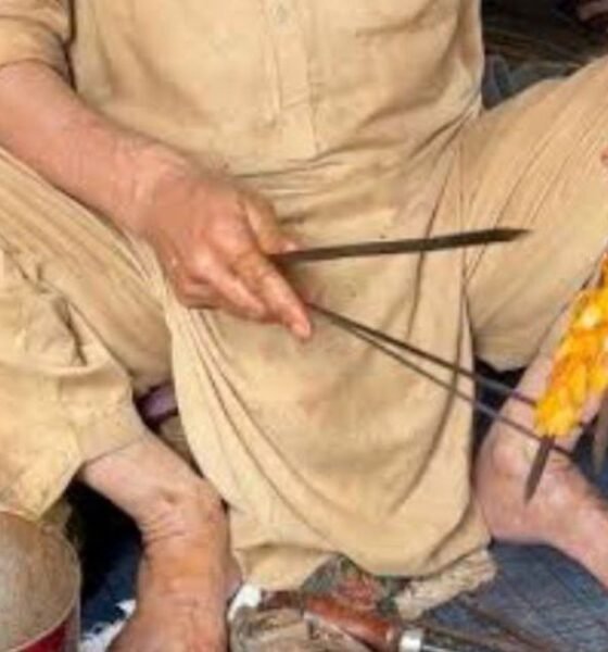 اوچ شریف بہاولپور میں فوڈ پوائزننگ کے باعث دو بچوں اور والد کی موت کے بعد سوگوار گھر کا منظر