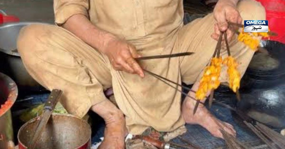 اوچ شریف بہاولپور میں فوڈ پوائزننگ کے باعث دو بچوں اور والد کی موت کے بعد سوگوار گھر کا منظر