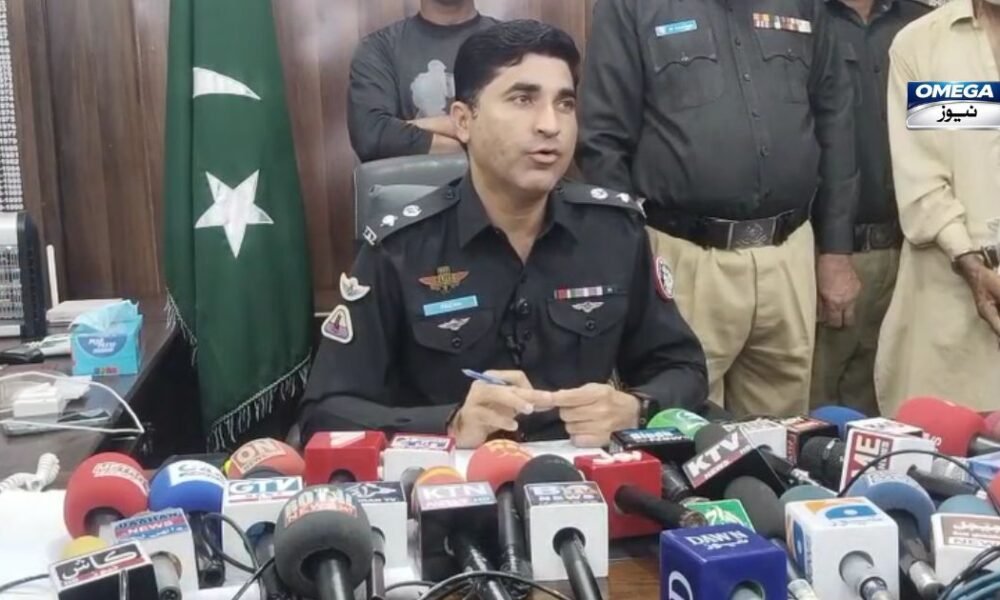 جیکب آباد میں پولیس پریس کانفرنس کے دوران 10 لاکھ انعامی ملزم اللہ ڈنو جکھرانی کی گرفتاری کا اعلان۔