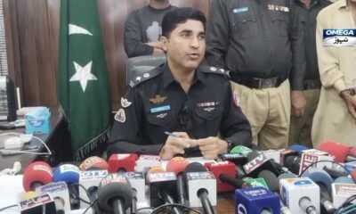 جیکب آباد میں پولیس پریس کانفرنس کے دوران 10 لاکھ انعامی ملزم اللہ ڈنو جکھرانی کی گرفتاری کا اعلان۔