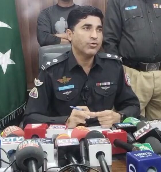 جیکب آباد میں پولیس پریس کانفرنس کے دوران 10 لاکھ انعامی ملزم اللہ ڈنو جکھرانی کی گرفتاری کا اعلان۔