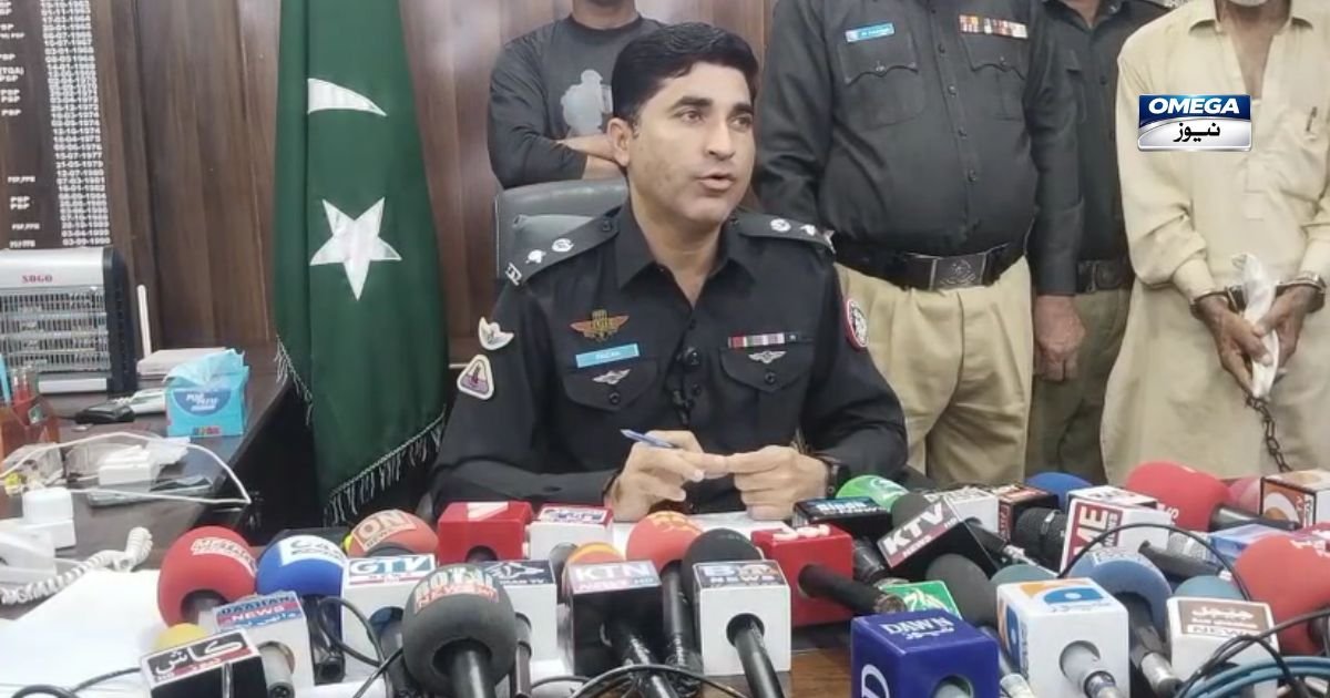 جیکب آباد میں پولیس پریس کانفرنس کے دوران 10 لاکھ انعامی ملزم اللہ ڈنو جکھرانی کی گرفتاری کا اعلان۔