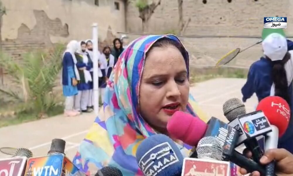 انڈور بیڈمنٹن کورٹ میں طالبات کھیلتی ہوئی، کنڈیارو گرلز ہائر سیکنڈری اسکول میں لڑکیوں کے کھیلوں کے فروغ کی جھلک۔