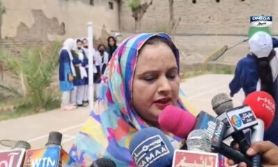 انڈور بیڈمنٹن کورٹ میں طالبات کھیلتی ہوئی، کنڈیارو گرلز ہائر سیکنڈری اسکول میں لڑکیوں کے کھیلوں کے فروغ کی جھلک۔