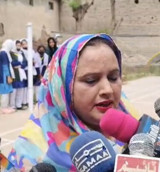 انڈور بیڈمنٹن کورٹ میں طالبات کھیلتی ہوئی، کنڈیارو گرلز ہائر سیکنڈری اسکول میں لڑکیوں کے کھیلوں کے فروغ کی جھلک۔