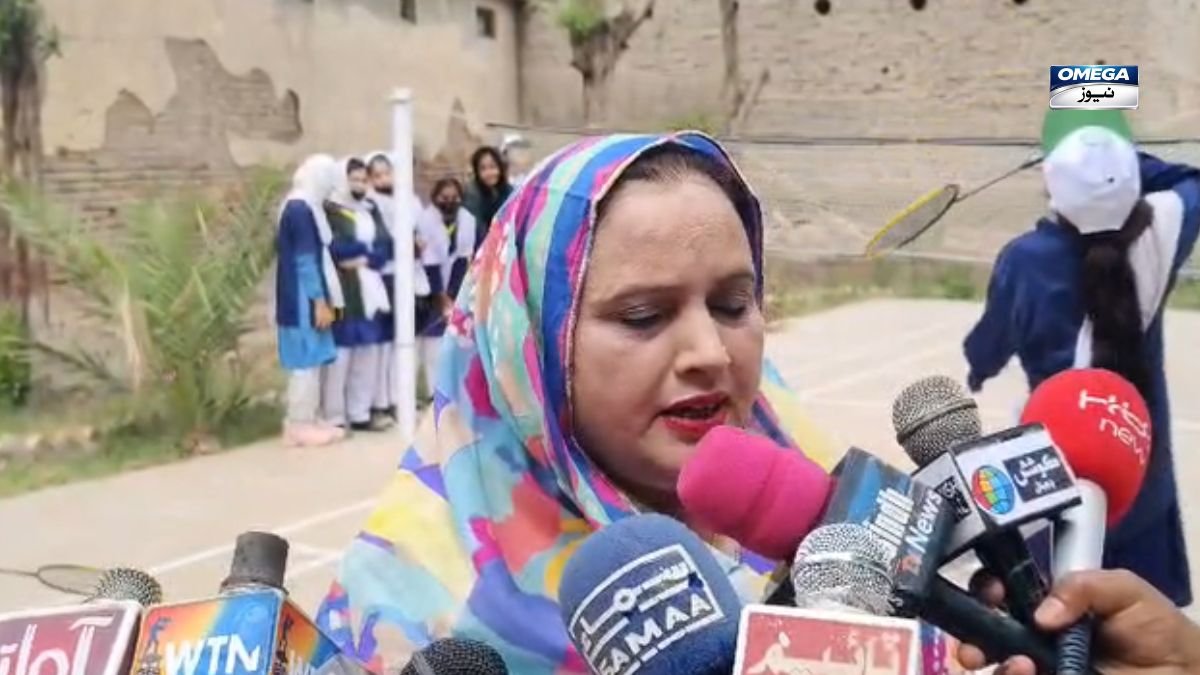 انڈور بیڈمنٹن کورٹ میں طالبات کھیلتی ہوئی، کنڈیارو گرلز ہائر سیکنڈری اسکول میں لڑکیوں کے کھیلوں کے فروغ کی جھلک۔
