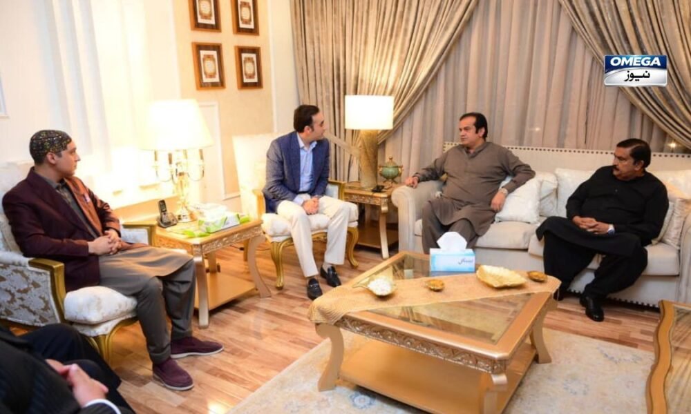 اسلام آباد میں بلاول بھٹو زرداری عبدالرحمان کانجو کے گھر تعزیت کرتے ہوئے جبکہ سیاسی رہنما اور اہل خانہ موجود ہیں۔