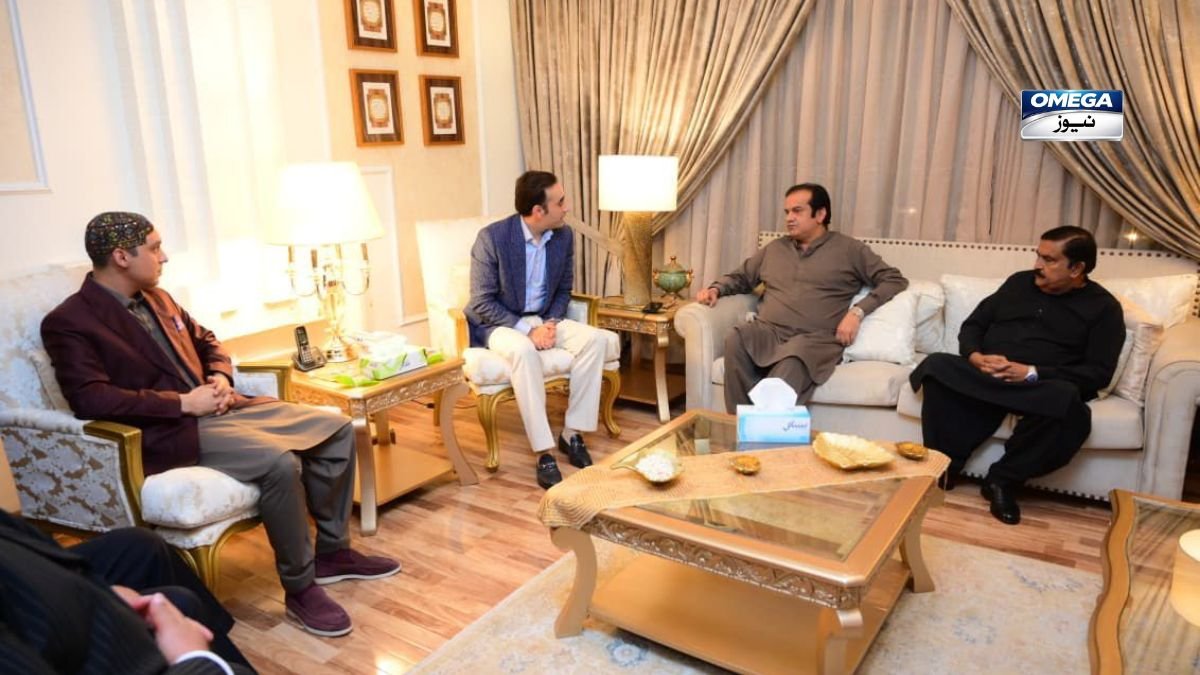 اسلام آباد میں بلاول بھٹو زرداری عبدالرحمان کانجو کے گھر تعزیت کرتے ہوئے جبکہ سیاسی رہنما اور اہل خانہ موجود ہیں۔