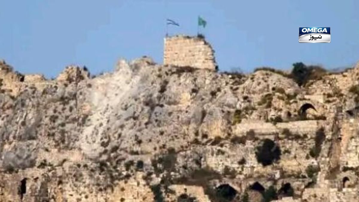جنوبی لبنان کے تاریخی الشقیف قلعے (Beaufort Castle) کے اوپر اسرائیلی پرچم لہرانے اور اردگرد دھوئیں کے بادلوں کی صورتحال۔