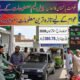 پاکستان میں فیول اسٹیشن پر پیٹرول اور ڈیزل کی قیمتوں میں کمی کے اعلان کے بعد صارفین ایندھن بھروا رہے ہیں۔